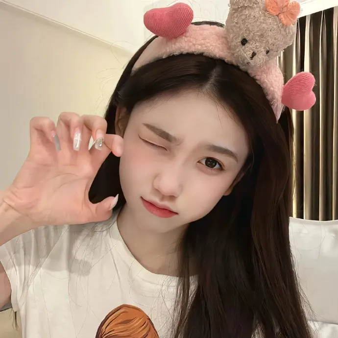 剧组工作人员片场闹不和，导演当场摔剧本，短时间内引热议